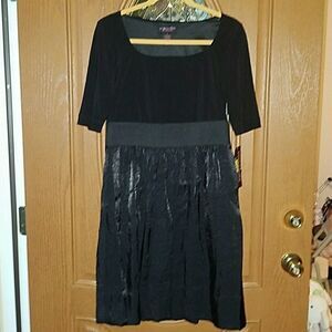 Signature by Robbie Bee black dress Sz. 8 NWT